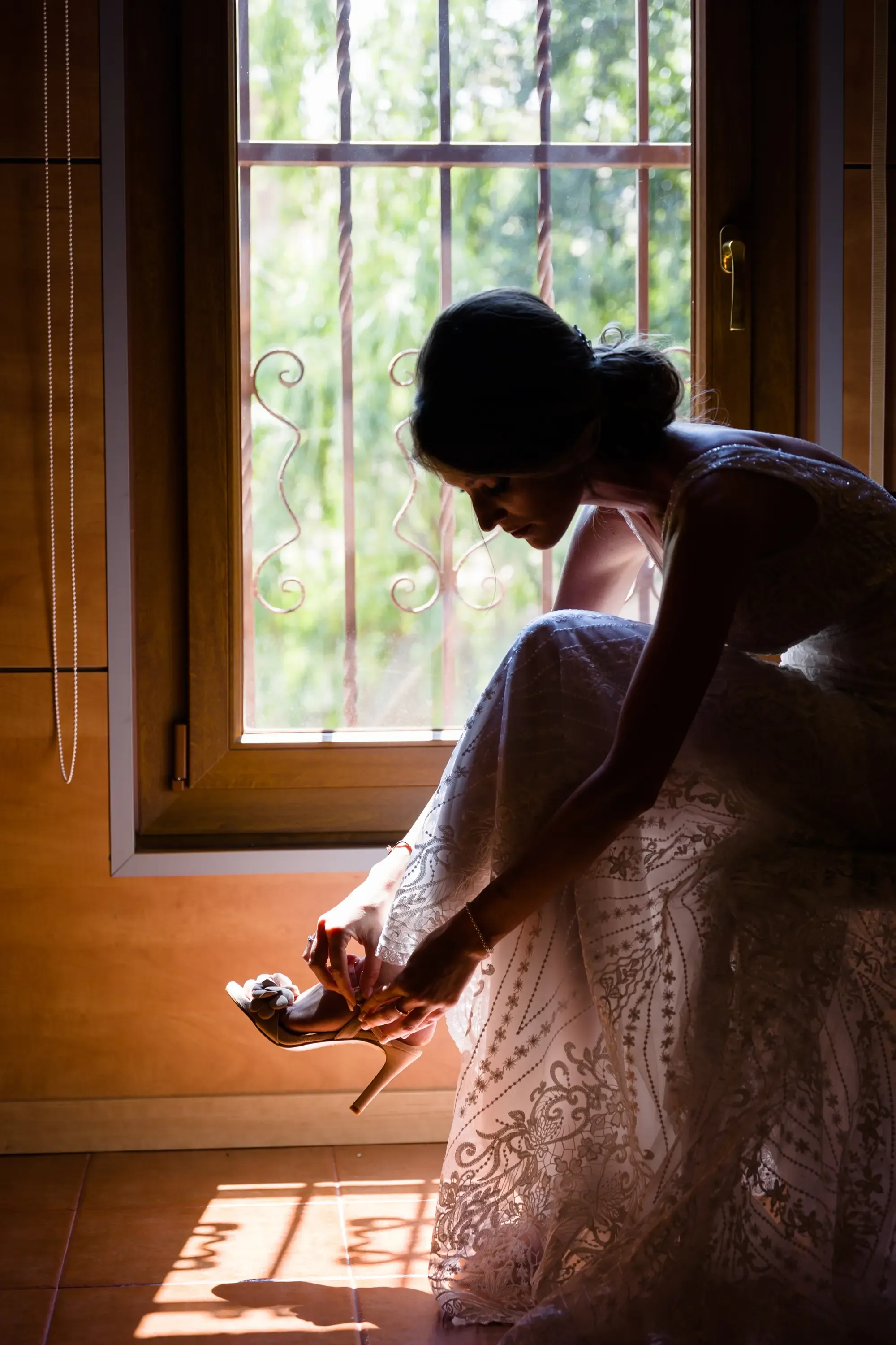 Novia preparándose con maquillaje profesional el día de su boda en Zaragoza