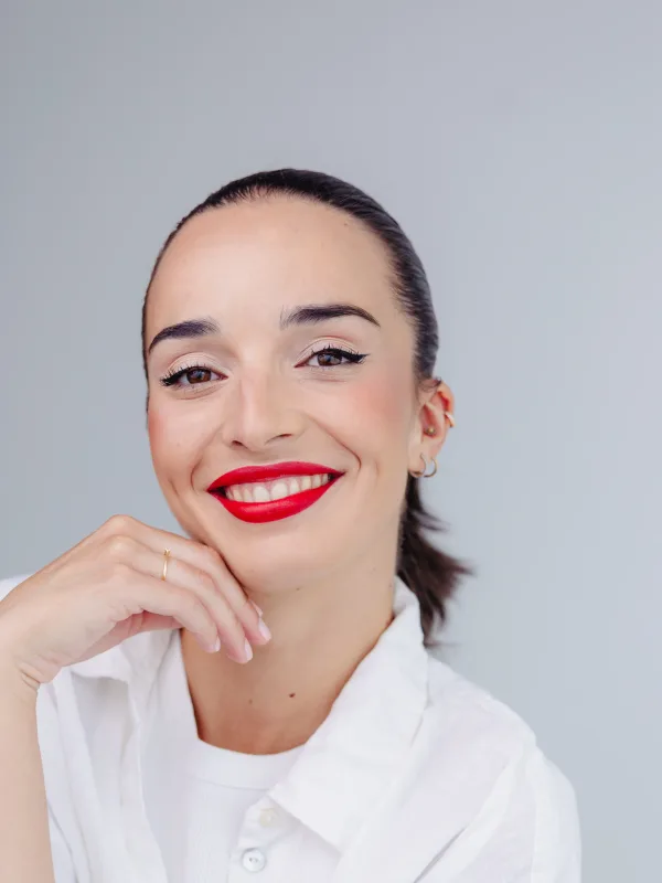 Maquillaje de invitada elegante con labios rojos en Zaragoza